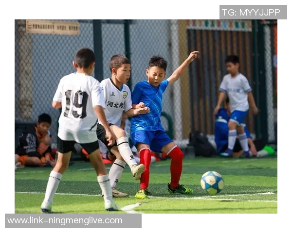 足球场上的魅力风采帅气球员引领时尚潮流与青春活力 足球场上的魅力风采帅气球员引领时尚潮流与青春活力